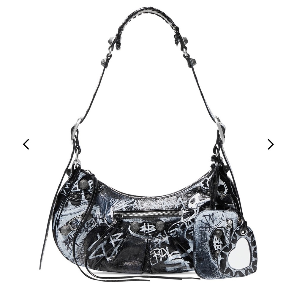 Selling brand new never worn LE CAGOLE SHOULDER BAG GRAFFITI IN BLACK & white